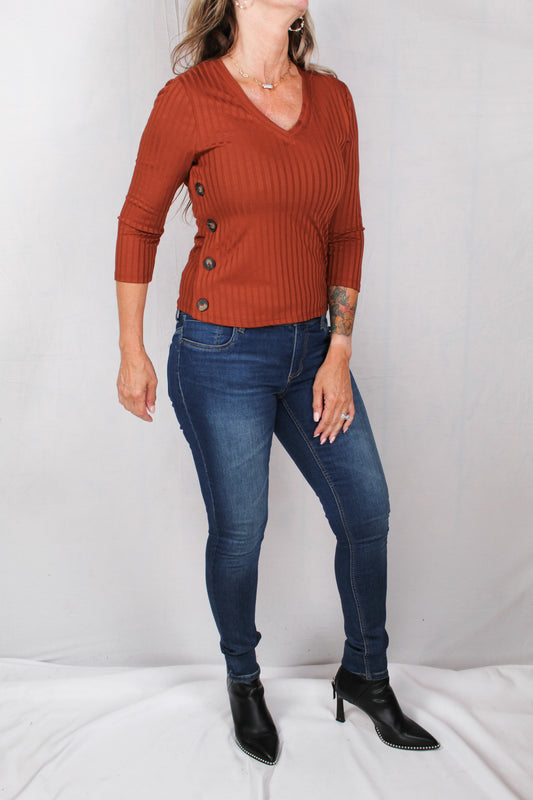 L7818D4K08-R - Rust - Button Side V-neck top A1553 - Pack